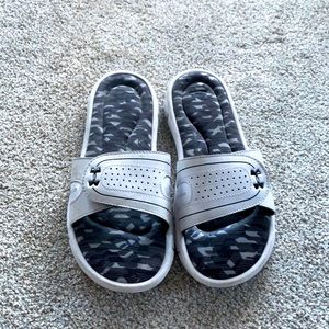 UNDER ARMOUR SLIDES size 8 black and white slides
